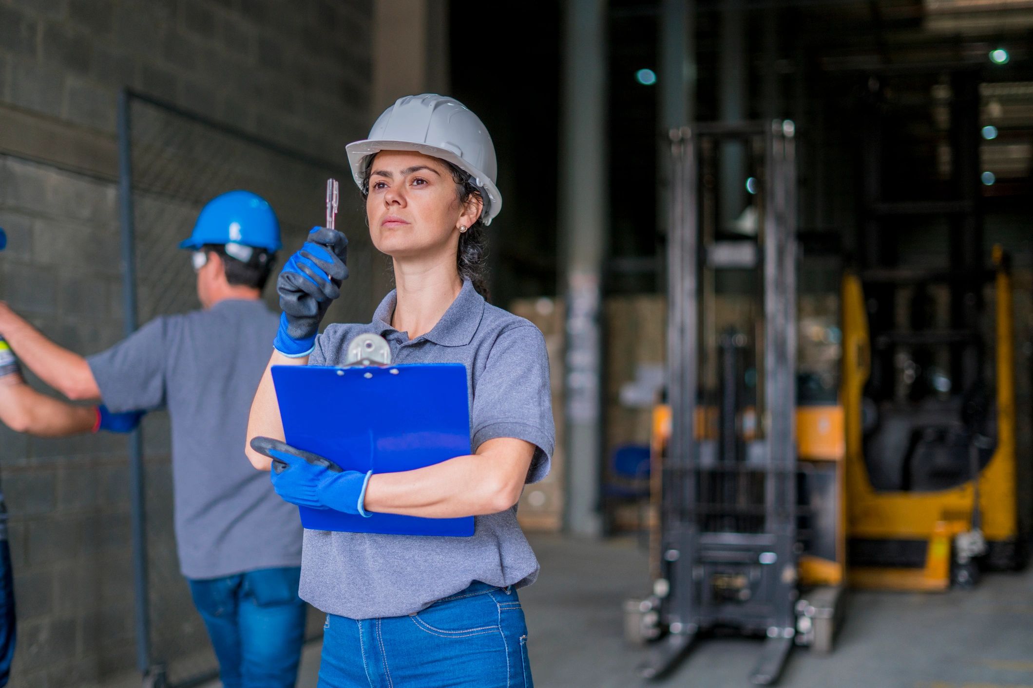 Profesional coordinando operaciones en planta