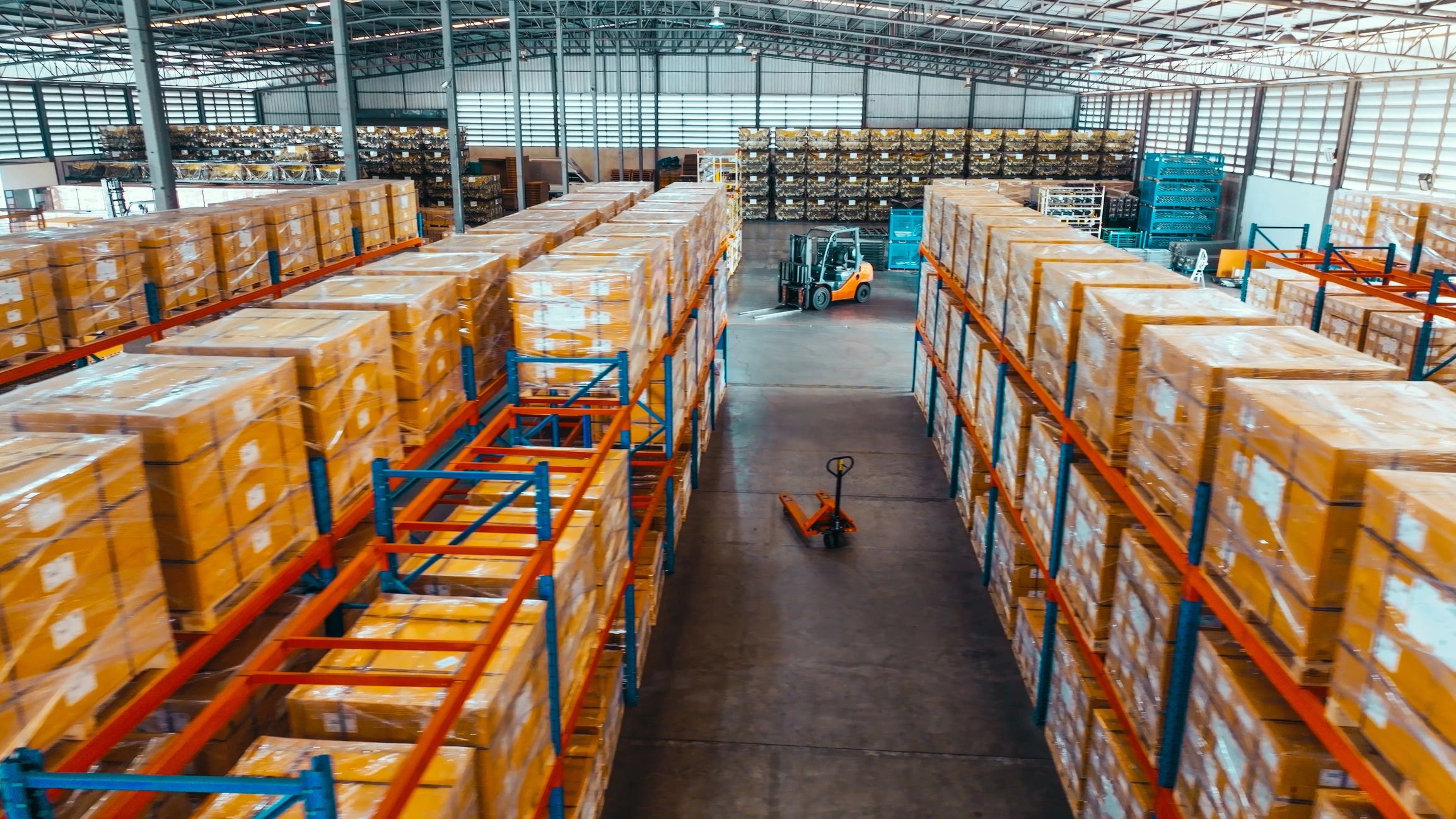 Vista de almacén logístico con inventario organizado