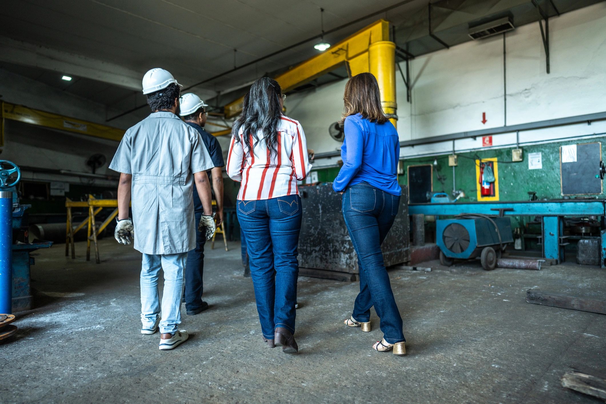 Equipo recorriendo una planta industrial