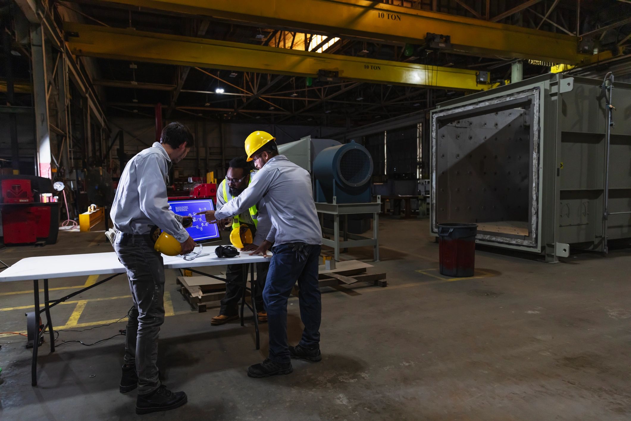 Equipo operativo revisando información en planta industrial