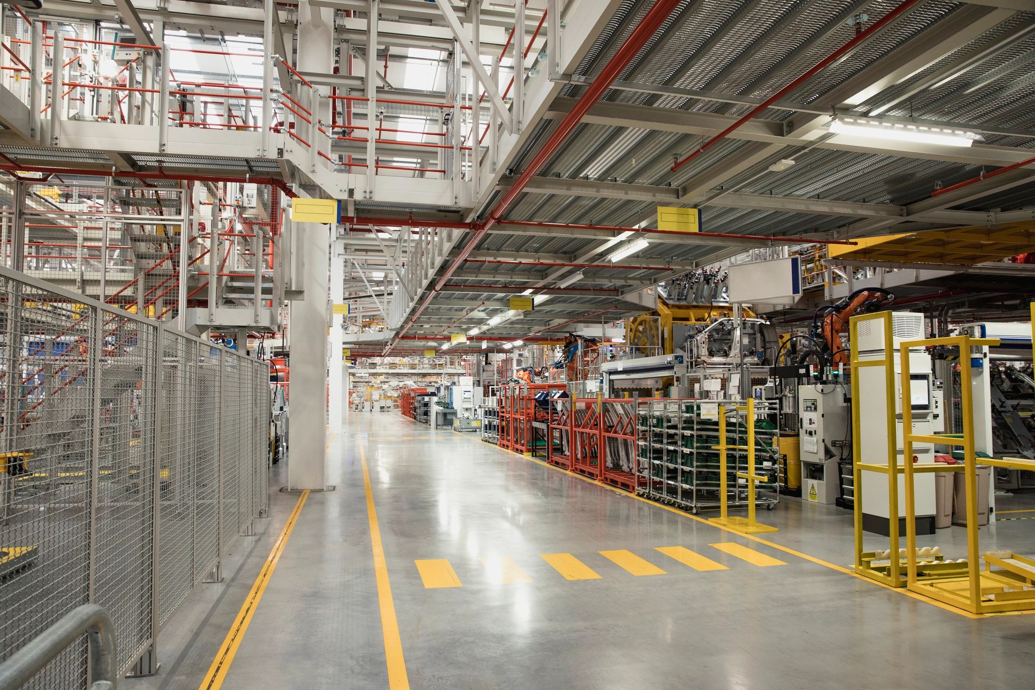 Espacio industrial amplio y ordenado que transmite eficiencia operativa